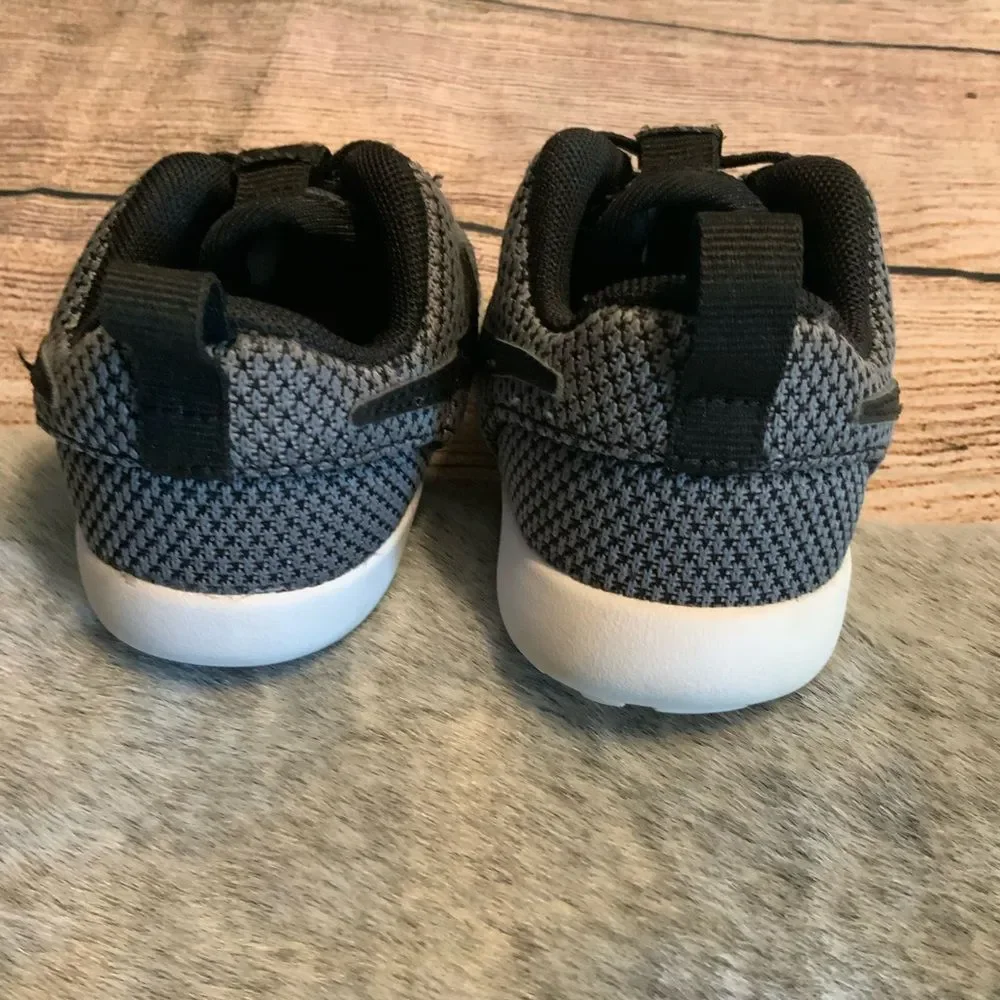 Nike Kids Roshe One Gray Sneakers Size 7C